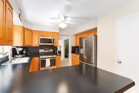 3211 45th St, Moline, IL 61265 photo 17