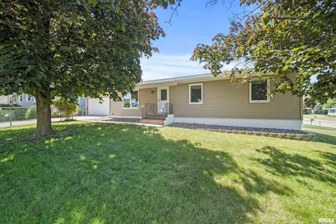 3229 W 67th St, Davenport, IA 52806