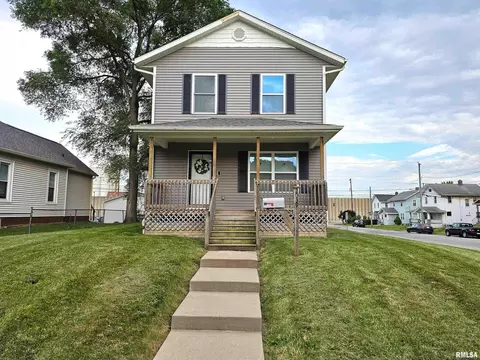 2039 Dixwell St, Davenport, IA 52802