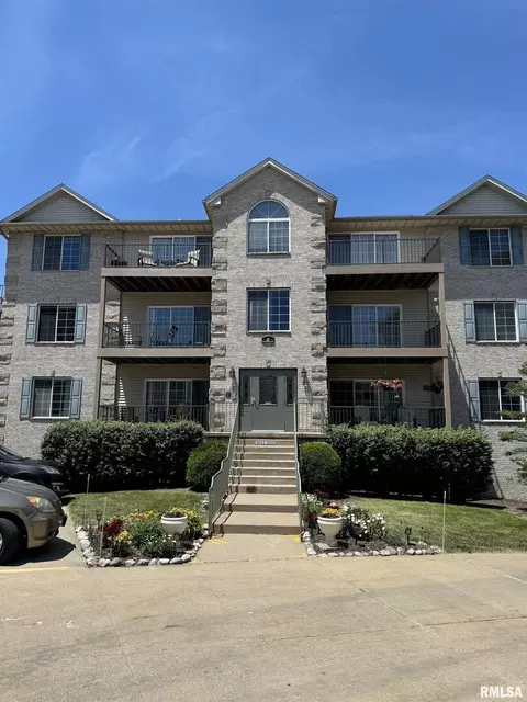 3021 Holiday Ct, Bettendorf, IA 52722