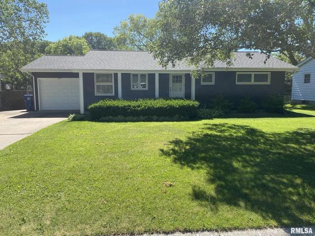1838 Elmwood Dr, Bettendorf, IA 52722