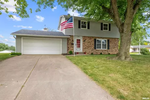 3805 N Thornwood Ave, Davenport, IA 52806
