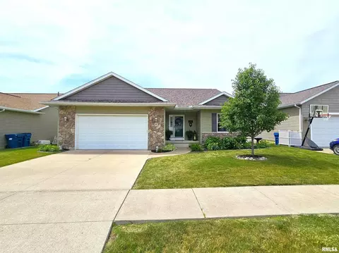 6 Frontier Ct, Le Claire, IA 52753