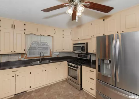 1917 36th St, Moline, IL 61265 photo 8