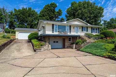 614 S Cody Rd, Le Claire, IA 52753