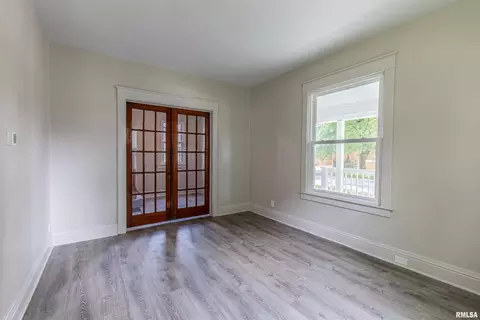 217 38th St, Moline, IL 61265 photo 9