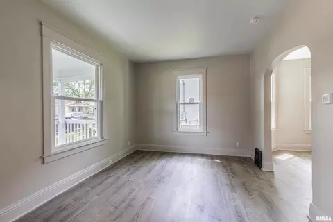 217 38th St, Moline, IL 61265 photo 8