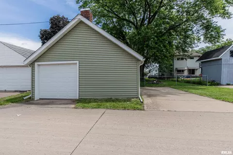 217 38th St, Moline, IL 61265 photo 5