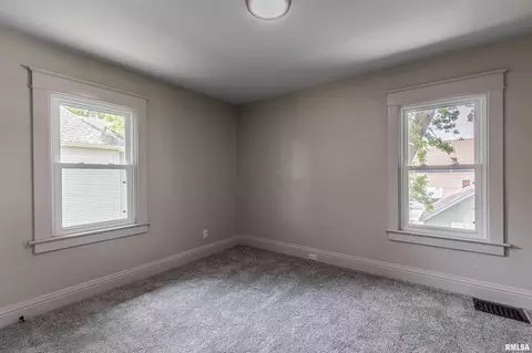 217 38th St, Moline, IL 61265 photo 19