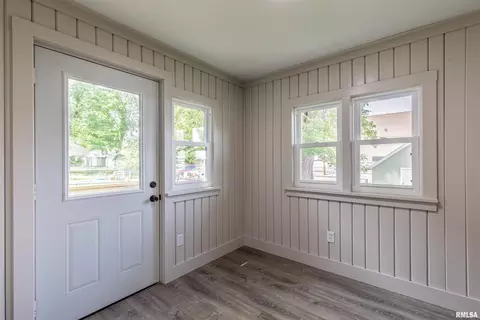 217 38th St, Moline, IL 61265 photo 18