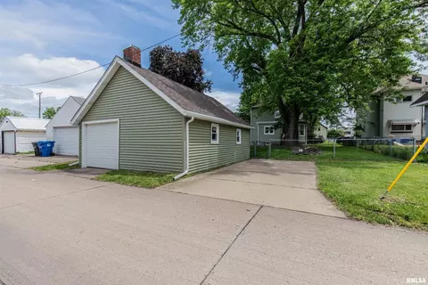 217 38th St, Moline, IL 61265 photo 6