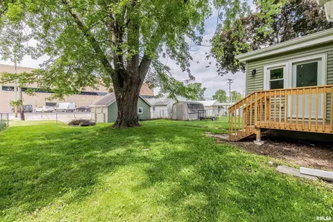217 38th St, Moline, IL 61265 photo 4