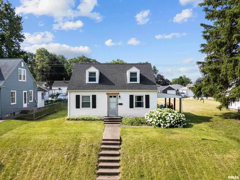 2737 Oak St, Bettendorf, IA 52722