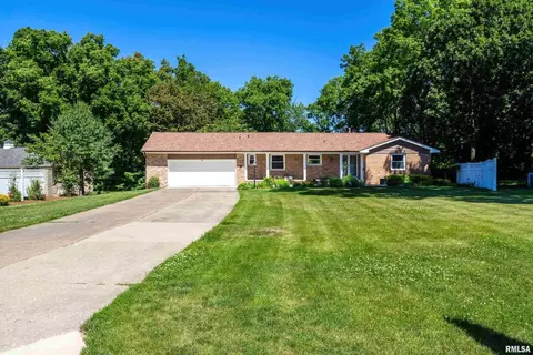 14 Oakbrook Pl, Bettendorf, IA 52722