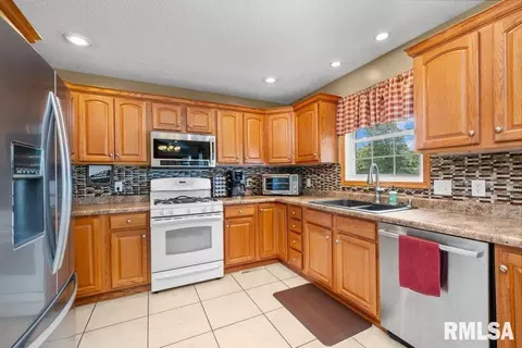29 Dawn Ct, Eldridge, IA 52748 photo 8
