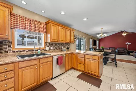 29 Dawn Ct, Eldridge, IA 52748 photo 5