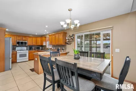29 Dawn Ct, Eldridge, IA 52748 photo 6