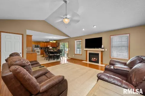 29 Dawn Ct, Eldridge, IA 52748 photo 7
