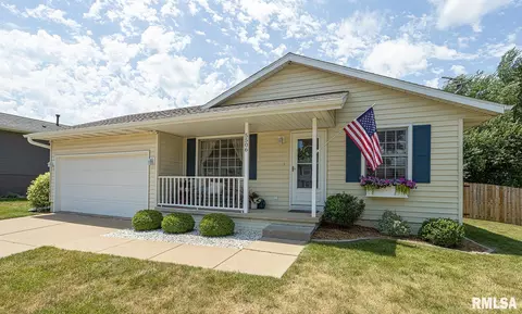 5506 Hillandale Rd, Davenport, IA 52806