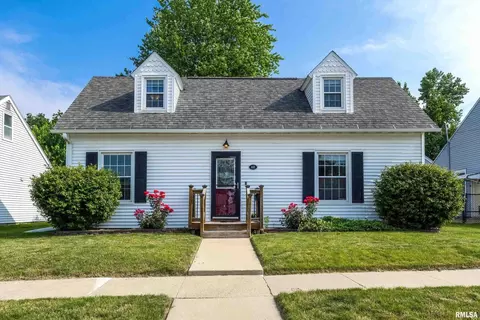 618 12th St, Dewitt, IA 52742