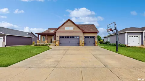 4264 Colorado Dr, Bettendorf, IA 52722