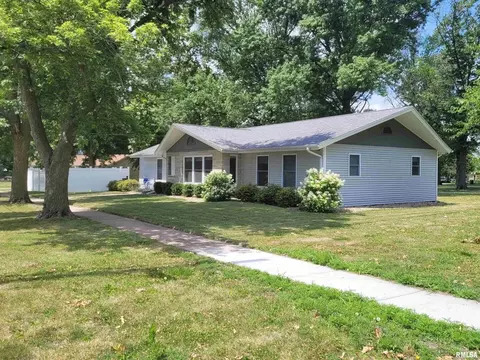 207 SW Cross St, Mount Sterling, IL 62353