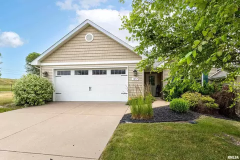 1657 Irish Woods Cir, Davenport, IA 52807