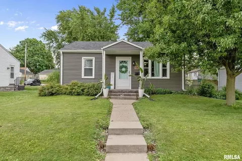 2127 Oak St, Bettendorf, IA 52722
