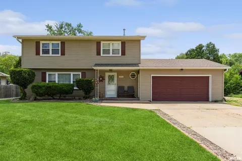 1121 N 5th St, Clinton, IA 52732