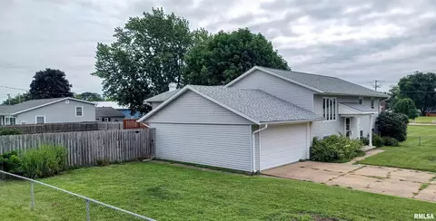 816 14th Ave, Camanche, IA 52730