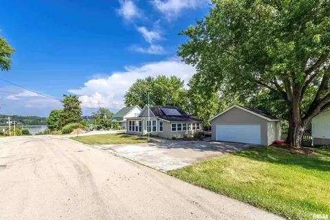 218 Davenport St, Le Claire, IA 52753