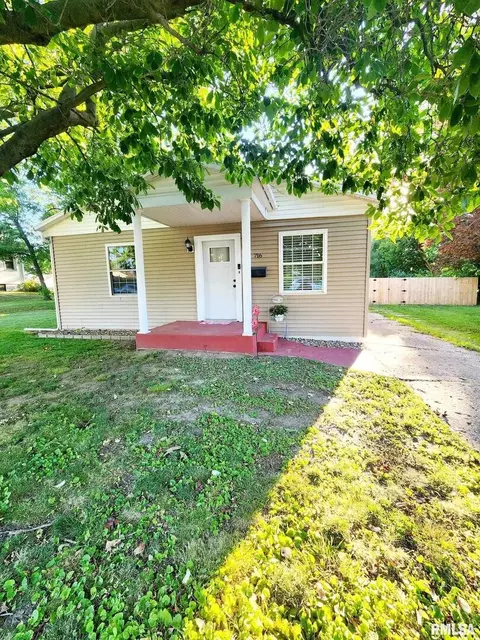 716 S 18th St, Quincy, IL 62301