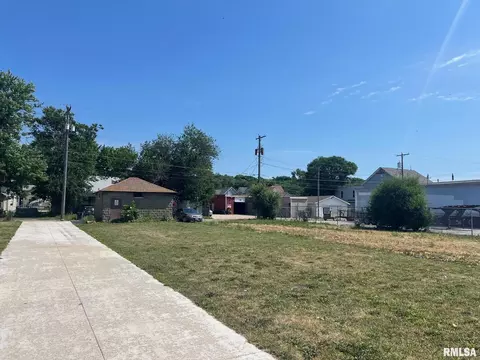 1120 W 3rd St, Davenport, IA 52802