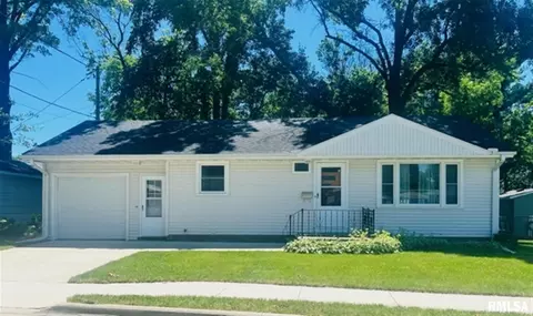 1115 7th St, Dewitt, IA 52742