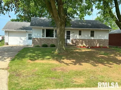 1203 Hospital Dr, Dewitt, IA 52742