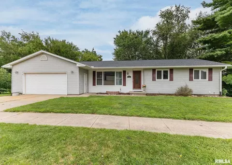 760 Breezy Point Dr, Clinton, IA 52732
