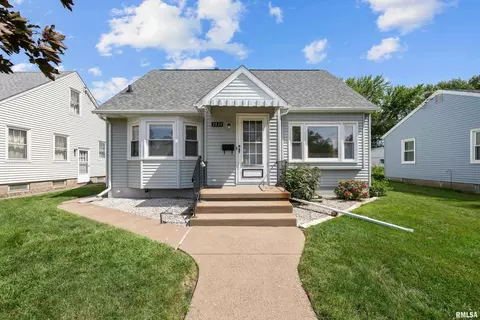 2824 Bellevue Ave, Bettendorf, IA 52722