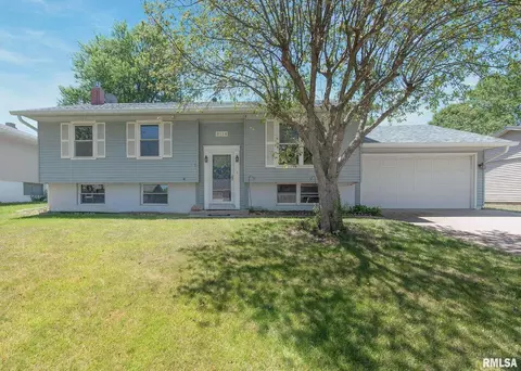 5716 Oakbrook Rd, Davenport, IA 52806