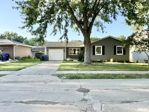 760 Colony Dr, Davenport, IA 52806