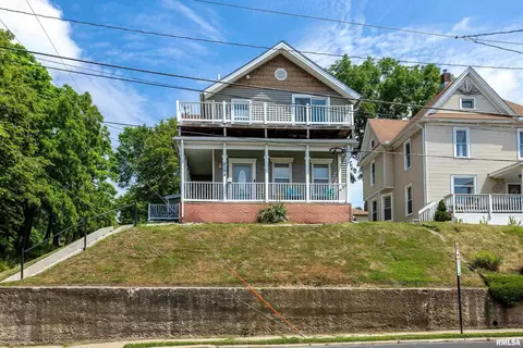 2104 E 12th St, Davenport, IA 52803
