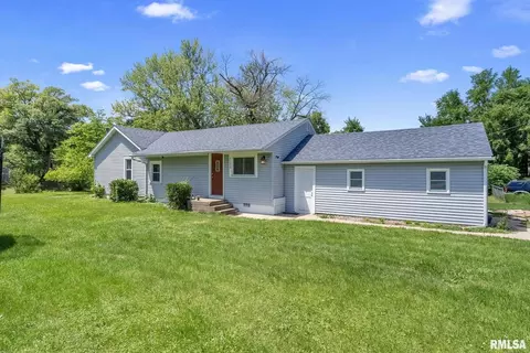 1125 1st St, Silvis, IL 61282