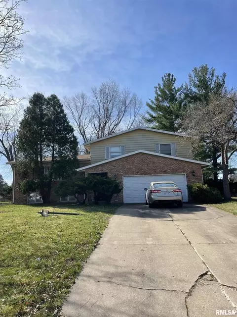 2121 Winding Hill Rd, Davenport, IA 52807