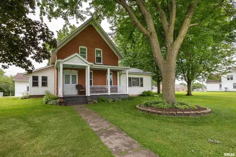 390 Montgomery Ave, East Dubuque, IL 61025
