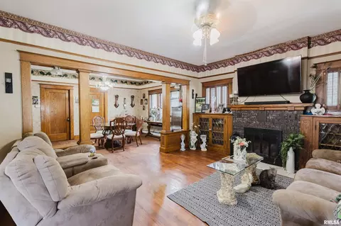 211 N Victor St, Christopher, IL 62822 photo 6