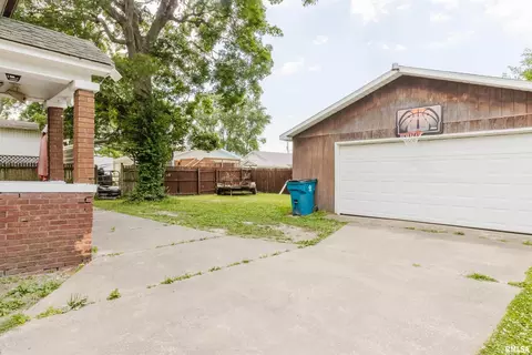 211 N Victor St, Christopher, IL 62822 photo 3