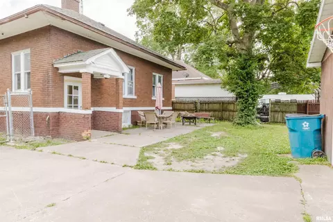 211 N Victor St, Christopher, IL 62822 photo 4