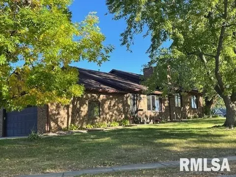 4724 Kynnelworth Dr, Bettendorf, IA 52722