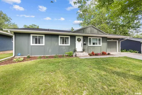 2823 Greenway Dr, Bettendorf, IA 52722