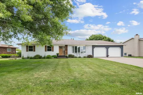484 Oakwood Cir, Coal Valley, IL 61240