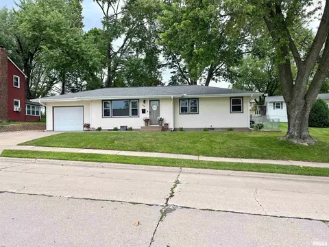 604 Meadowview Dr, Clinton, IA 52732